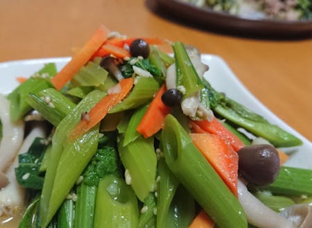 タノシモカフェはコロナが落ち着いている時は、食べ物飲み物を持ち寄るポットラック形式で開催します。旬の山菜が並ぶことも！