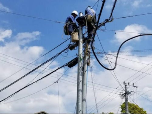 電気通信工事で柱上での作業の様子