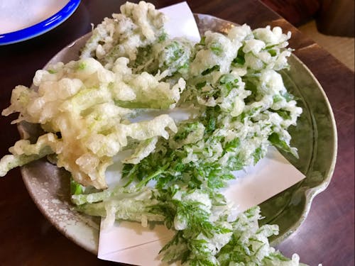 地元で採れた山菜の天ぷら
