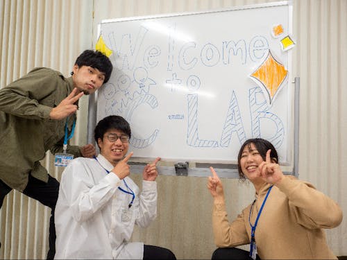 一緒に働くスタッフ仲間たちです！（左から岡島、齊藤、土居）