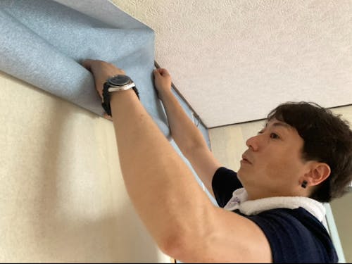 壁の修繕をしているフジママ