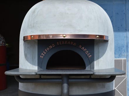 イタリアから直輸入の新品の薪ピザ窯です。。