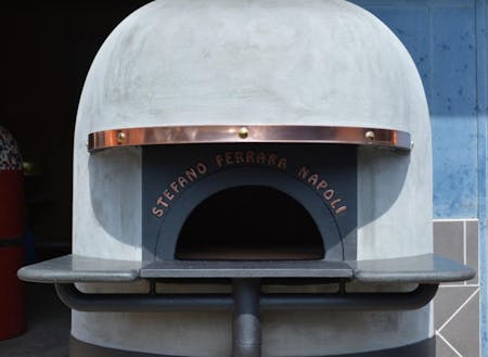 イタリアから直輸入の新品の薪ピザ窯です。。