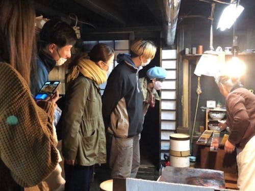 漆器工房見学の様子