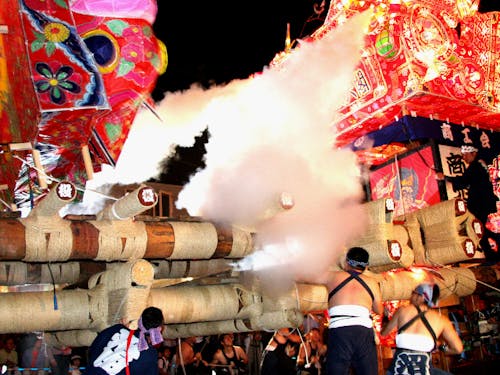 例年6万人もの人で賑わう「夜高あんどん祭り」。「喧嘩あんどん」は有名です。