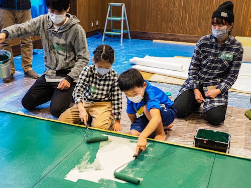 黒板にペンキをヌリヌリ!