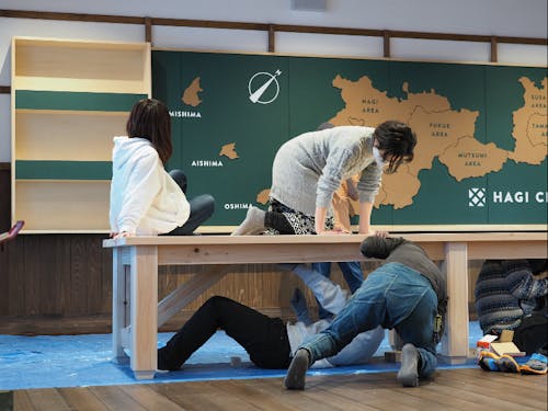 テーブルの上で遊んでるわけじゃないです!おもり役です。