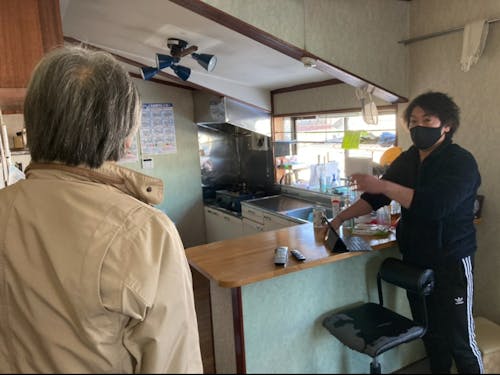 真剣に打ち合わせをするフジママ