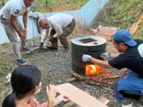 地域の人とドラム缶でピザ焼き