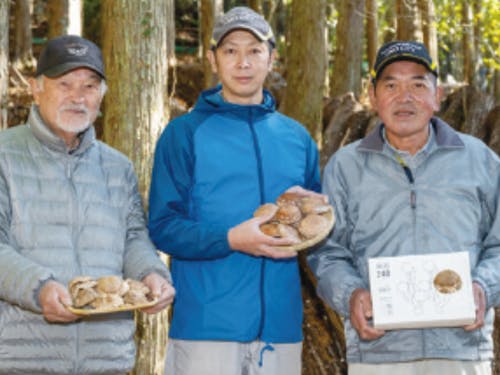 椎茸名人高橋さん（※中央）