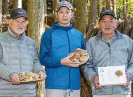 椎茸名人高橋さん(※中央)