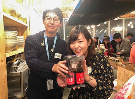 ミニゲームで鎌倉ビールを見事獲得した参加者のお二人