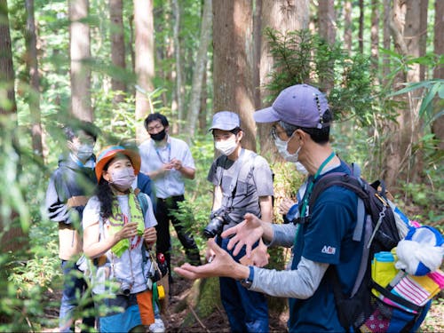 地域の方が現地で説明をしてくれている様子