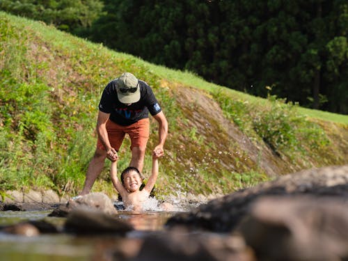 夏はキャンプを楽しむ家族で河川敷が賑わいます。
