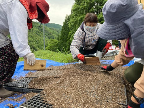 おかあさんたちと、手を動かしながらのおしゃべりが楽しいんです