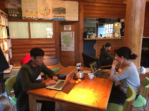 時にはコワーキングスペースで脳みそをふりしぼります