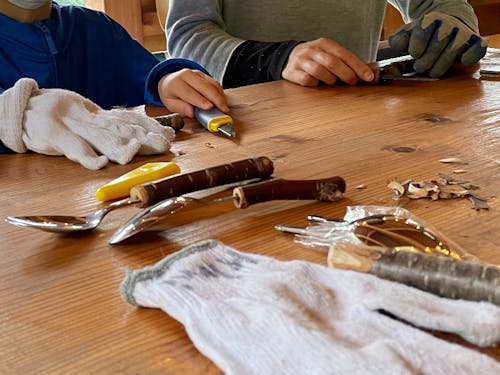 6月の親子キャンプの様子~小刀を使ったスプーンづくり~