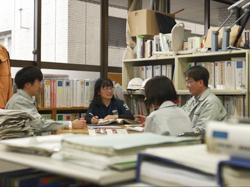 進捗共有や打合せを繰り返しながら、みんなで進めていきます。