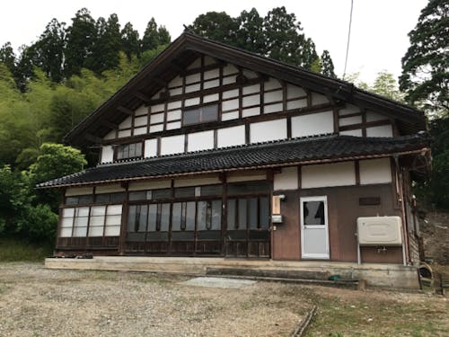 太美山体験ハウスの外観。緑豊かな里山に囲まれており、時間を忘れられる里山暮らしが体験できます！