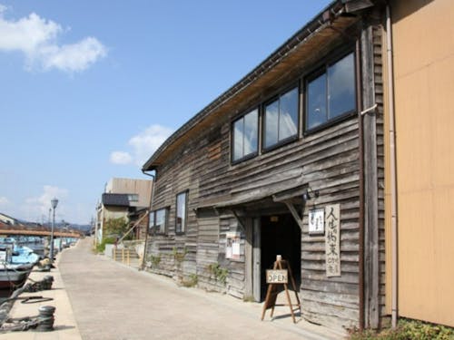 内川沿いの空き家を利活用したカフェ