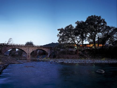 寄口橋(2連の石橋)とほたると石橋の館