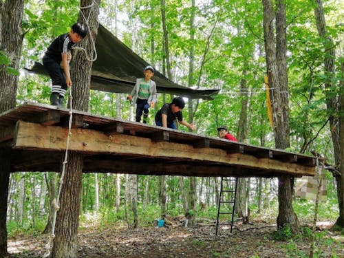 NPO法人森の生活の協力のもと、ウッドデッキを利用した秘密基地づくりを体験しました。