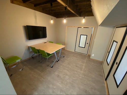 会議のしやすいモニター付のミーティングスペースです。(有料スペースとなっています。)