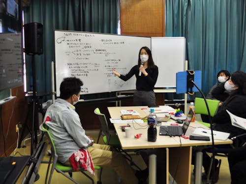 受講生や修了生と共に議論を深めることで新たな着想を得ることも