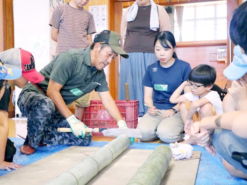 夏休み子ども向けイベントの様子。地元の方を講師に迎え、流しそばに挑戦