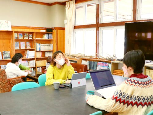 復活させた図書室「○彦Cafe」でミーティング