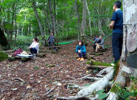 夏の対話合宿、開催の様子一部。日常から離れ、デジタルデトックスをし、森と、自然と、呼吸をあわせるところから始まる。