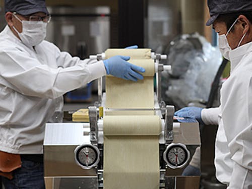 収穫した餅米を用いて、自社製麵の加工販売も行なっています。生産から加工・販売まで、麵だけでなく日々新たな商品を試行錯誤練っています。