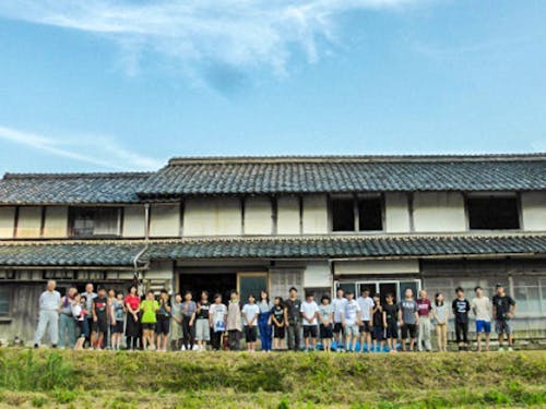 大学生が地域の人と関わっている様子