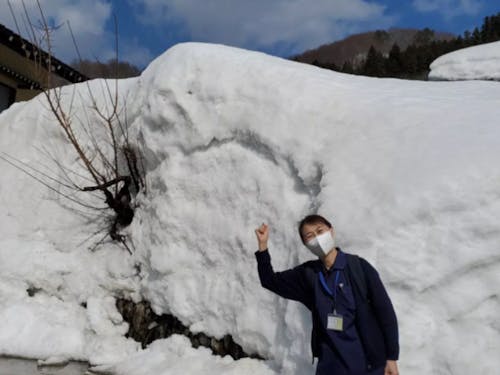 雪の中訪問するスタッフ