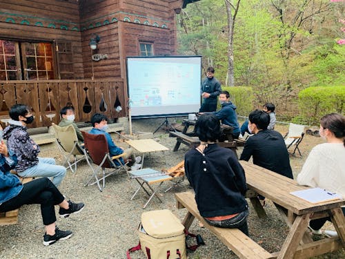 天気の良い日は屋外で会議することも