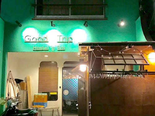 Good Trip外観。店名の看板も旅で出会った友人に製作を依頼した。