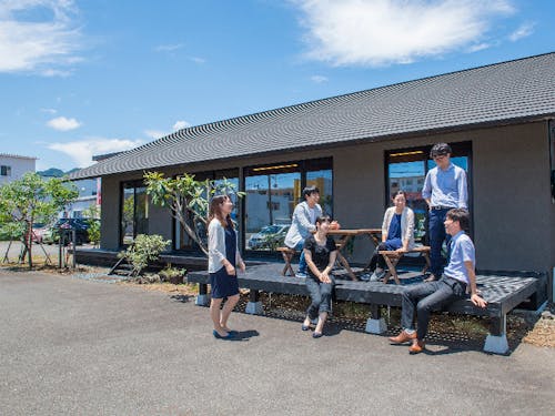 空き家買取専科のスタッフと店舗外観。