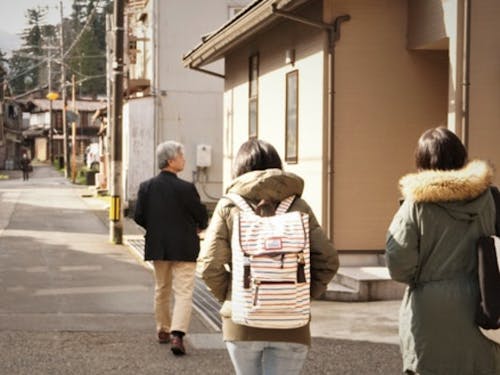 「現地案内」地域を案内している一場面