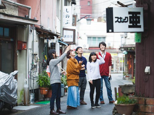 路地裏を散策する「熱海さんぽ」の様子