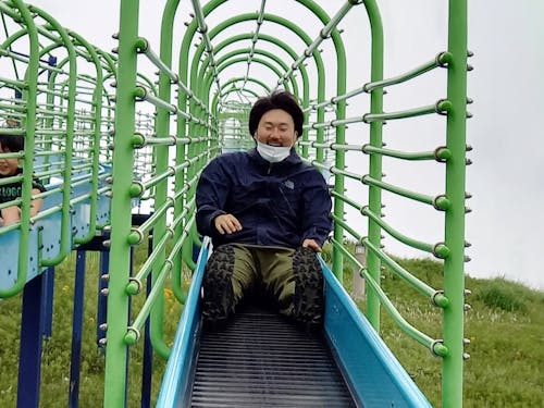 場内にあるロングすべり台で早速遊びました