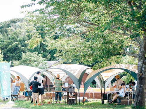 キャンプ場で地元の朝市マルシェを開催