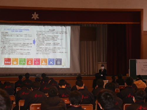 SDGsを学ぶ中学生