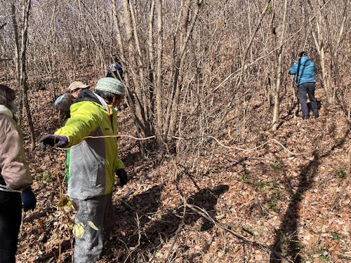 若者にツル取りを教えてくれる、村のおっちゃん