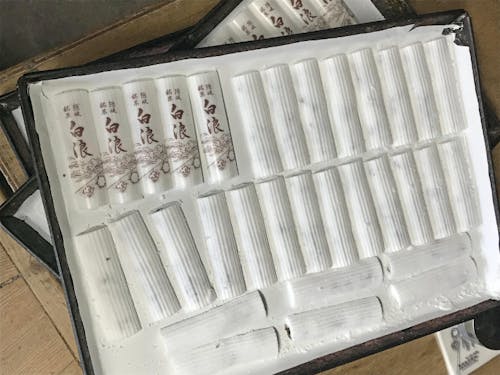 製造途中の海士町銘菓「白浪」