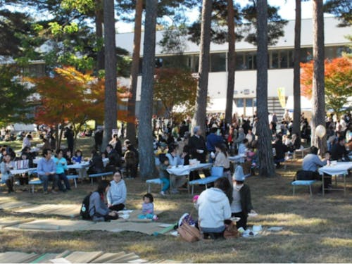 社内に地域の方を招いての感謝祭