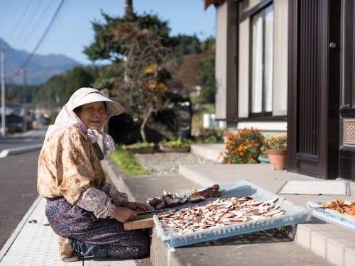 椎茸を干すお母さん