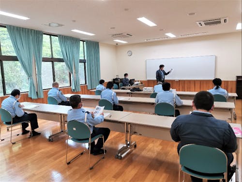 警備員としての知識の習得にも取り組んでいます