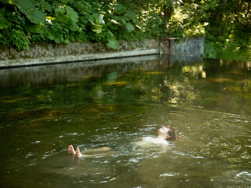 清流のほとりでテントサウナを楽しむなど自然に囲まれた暮らし