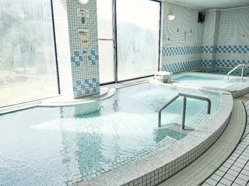 清潔感のある大浴場は広々していてサウナも完備