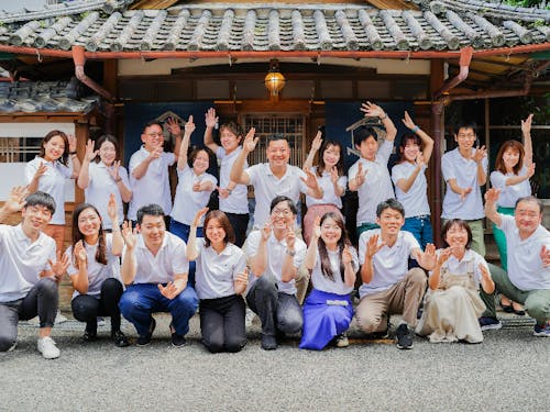 あわえメンバーの集合写真 古銭湯を改修した本社前にて